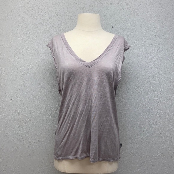 RVCA Tops - 🦊 V neck RVCA sleeveless tank top